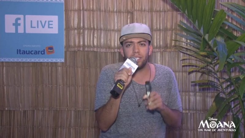 YouTuber Lucas Rangel fez transmissão ao vivo pelo Facebook durante a projeção especial de imagens de Moana – Um Mar de Aventuras no Shopping JK Iguatemi