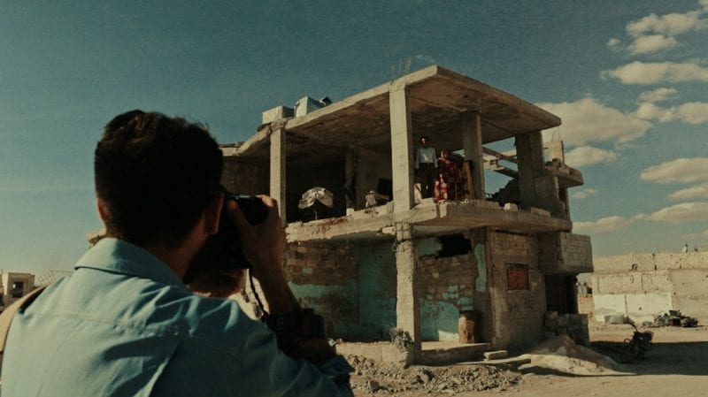 No final de Zona de Conflito, Gabriel Chaim conversa com sobreviventes que tentam reconstruir suas vidas
