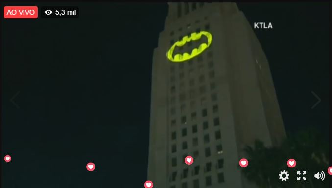 Bat-Sinal é mostrado em Los Angeles em homenagem a Adam West, assista vídeo da cerimônia