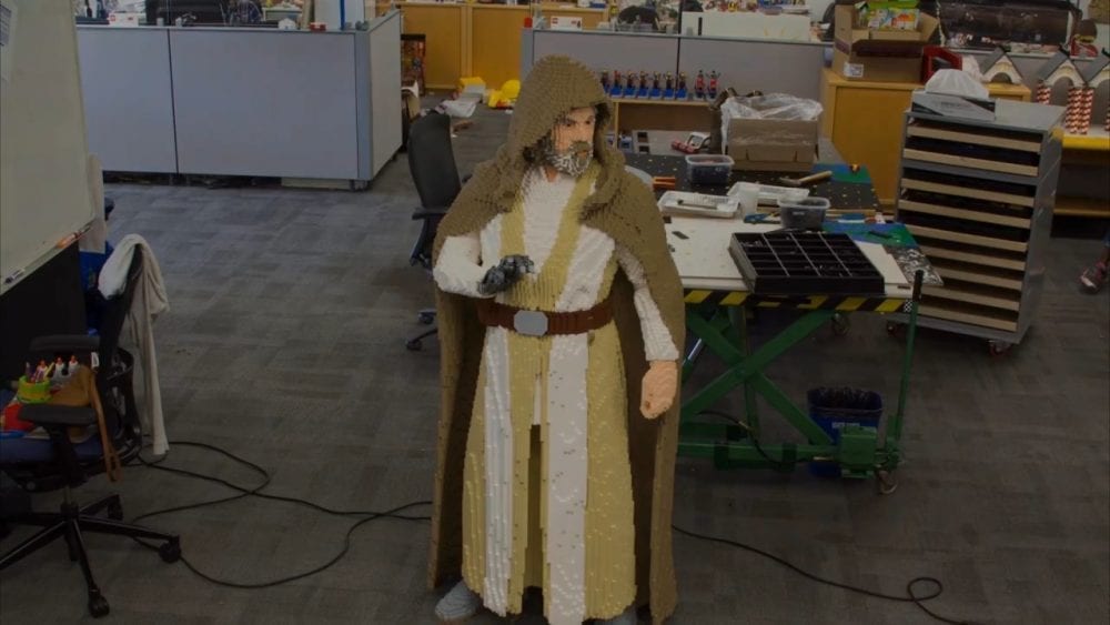 Veja como foi montado uma estátua Lego de Luke Skywalker