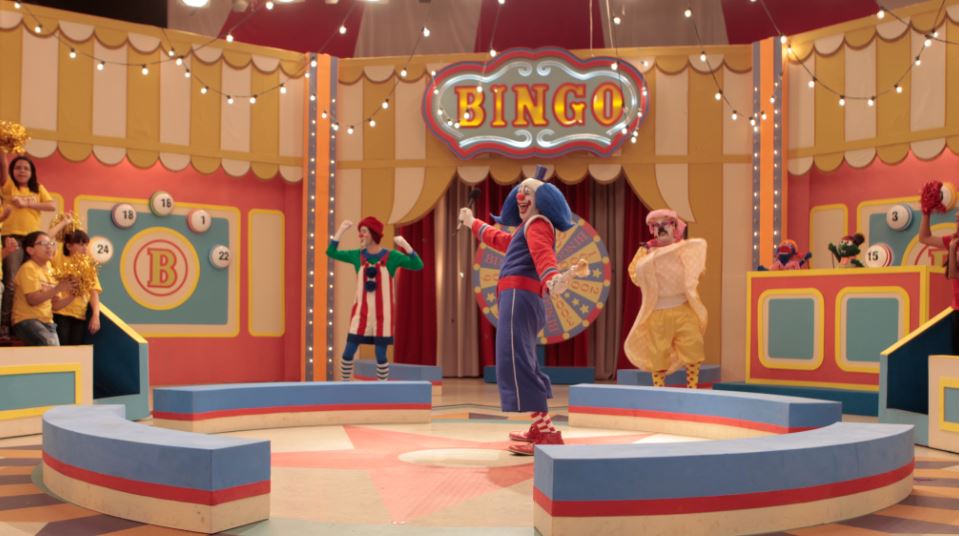 Conheça a direção de arte por trás de Bingo – o rei das manhãs em novo vídeo