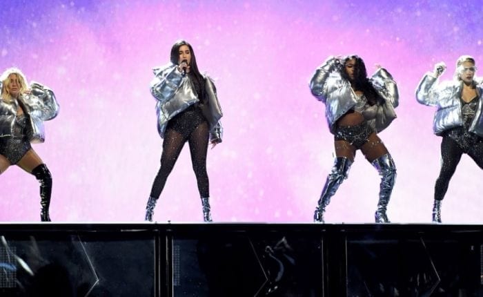 Camila Cabello fake é “arremessada” fora do palco na apresentação do VMA 2017