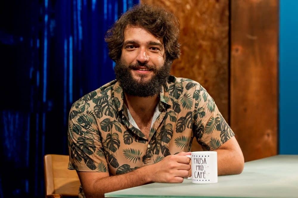 Humberto Carrão comanda a 3ª temporada de “Pausa pro Café” no Canal Brasil