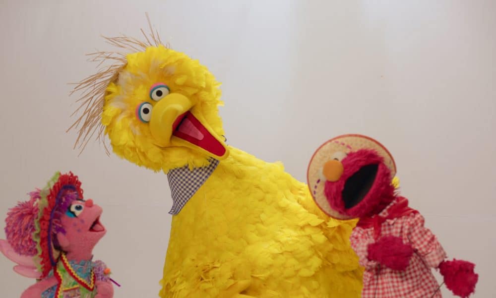 Gloobinho grava vinheta com personagens da Sesame Street