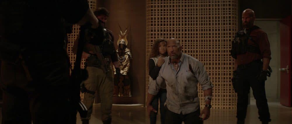 Dwayne Johnson enfrenta tudo e todos para salvar sua família no novo trailer de “Arranha-Céu: Coragem Sem Limite”