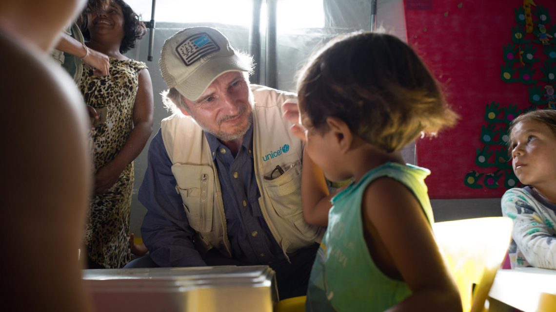 Liam Neeson se une ao UNICEF em apoio a crianças migrantes venezuelanas no Brasil