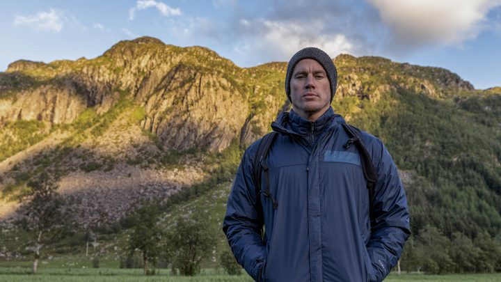 Channing Tatum caminha em rio congelado e se aventura nas montanhas da Noruega em programa de TV