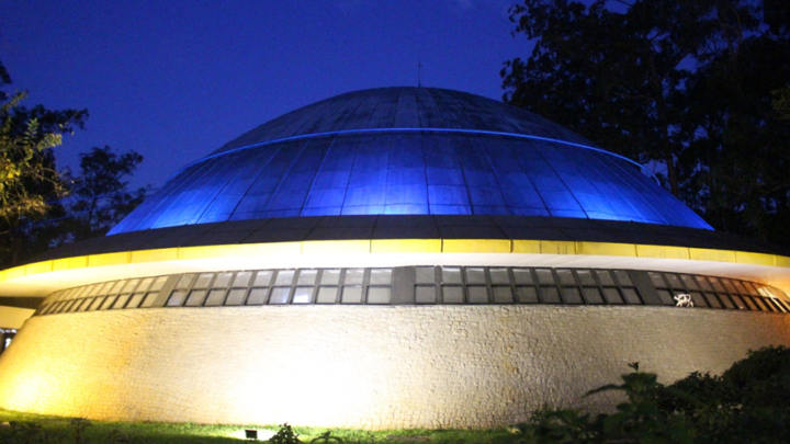 Planetário Ibirapuera participa do Novembro Azul com iluminação especial