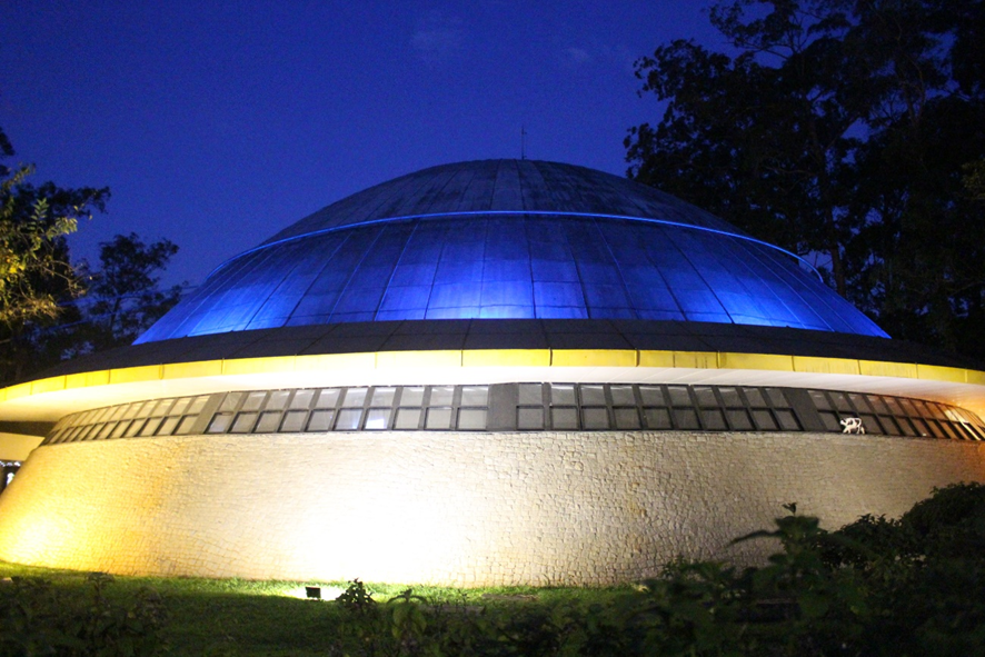 Planetário Ibirapuera participa do Novembro Azul com iluminação especial