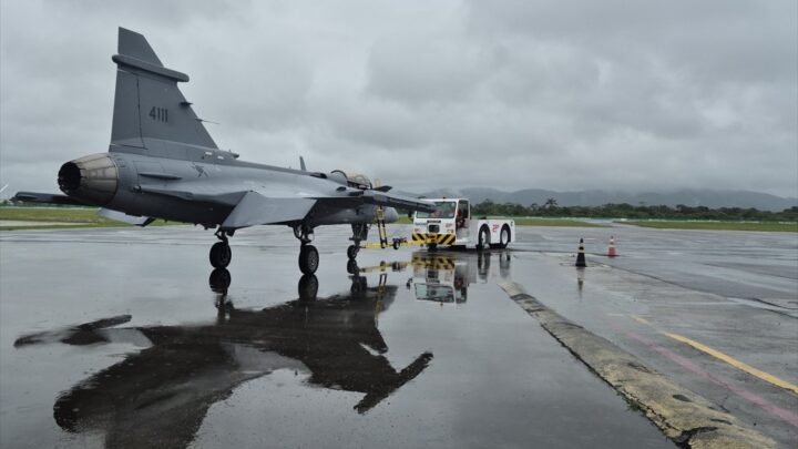 Gripen F-39 decola de Navegantes em seu primeiro voo no Brasil